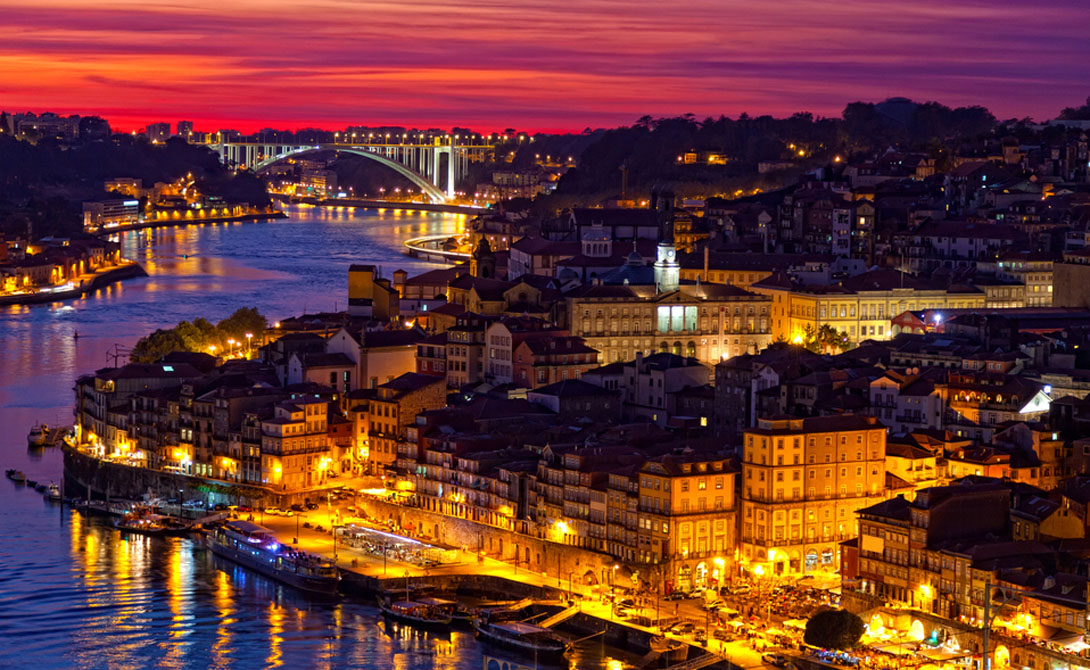 Португалия
Чуть ранее в этом году знаменитый путеводитель Condé Nast Traveler объявил Лиссабон самым недооцененным городом в Европе. Это, судя по всему, и правда так. Португалия давно уже стала тихой, спокойной страной, а Лиссабон — городом, посетить который должен каждый.