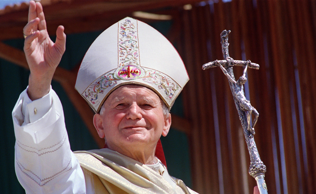 Папа Иоанн Павел II
13 мая 1981 года человек по имени Агджа выпустил четыре пули в Папу Иоанна Павла II, критически повредив его руки и кишечник. Этот турецкий преступник был связан с радикальной группировкой «Серые волки». Агджу приговорили к пожизненному заключению в Италии. Папа навестил несостоявшегося убийцу в тюрьме и даровал ему прощение.