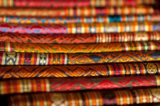 Текстильная промышленность
Лаос
Луангпхабанг считается центром текстильной промышленности в Лаосе. Традиционные ткачи, как члены племени Кату, до сих пор делают одни и те же конструкции, используя те же методы, какими пользовались их предки сотни лет назад. В последние годы эта обедневшая азиатская страна пережила резкий рост индустрии туризма. В 2012 году Лаос принял более 3,3 млн иностранных туристов, в основном из Китая и Таиланда. Хотя значительное увеличение иностранных посетителей идет на пользу индустрии туризма, это негативно сказалось на текстильной промышленности. Увеличение потока туристов привело к увеличению спроса на лаосскую текстильную продукцию. В целях удовлетворения внезапного увеличения спроса, торговцы прибегают к продаже поддельного лаосского текстиля.