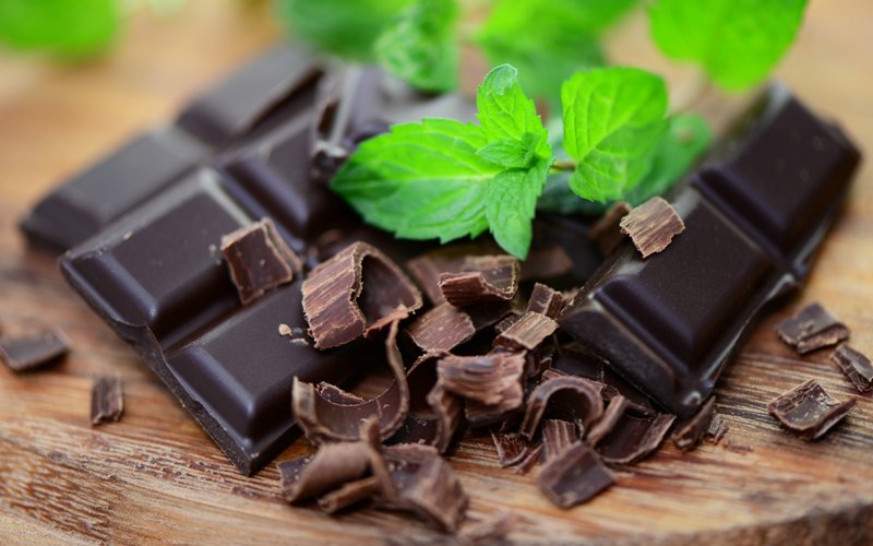 Темный шоколад 
Питаться правильно — не значит перестать есть все сладкое. Удивительно, но темный шоколад содержит антиоксидантов больше, чем ягоды черники. Помните, что не все виды шоколада одинаково полезны, поэтому старайтесь брать только тот, в котором много какао и мало сахара и других добавок.