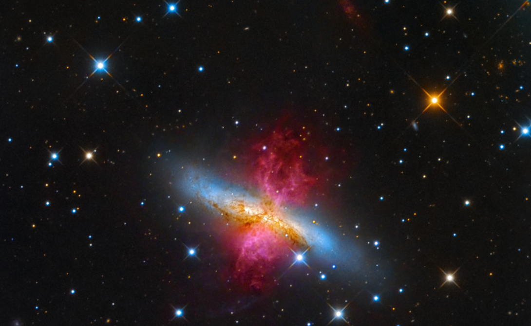 Галактика M82
Расстояние до этой галактики превышает 12 миллионов световых лет. Астрономы считают, что условия здесь напоминают ранний период нашей Вселенной, где только начинали образовываться звезды.