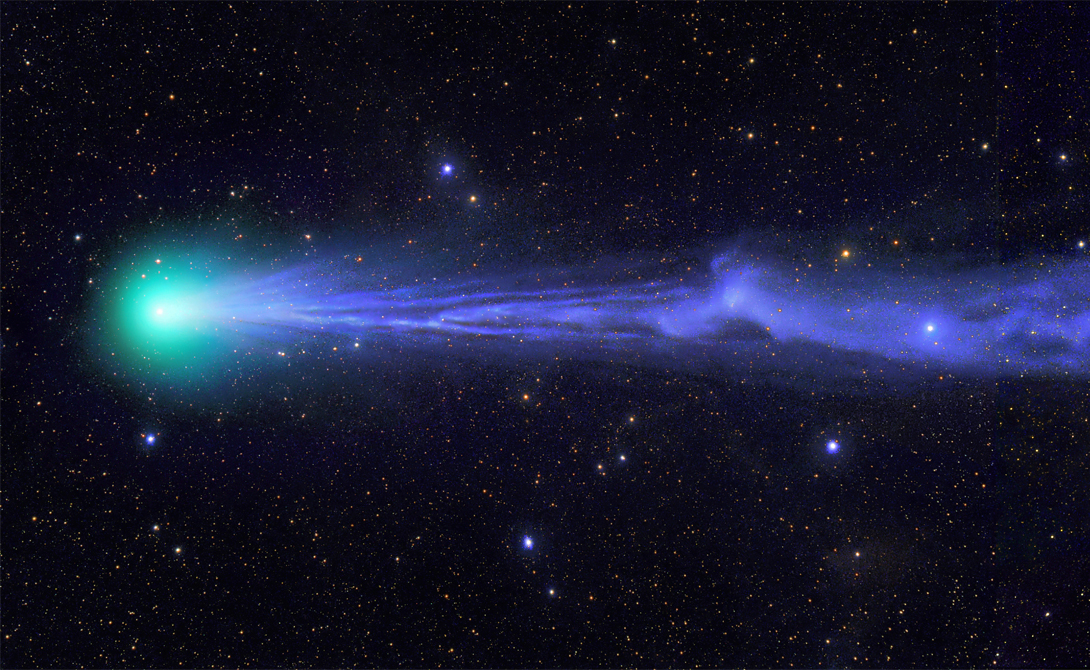 Комета Лавджой
Комета пролетает через ночное небо, оставляя зеленую дымку ионного хвоста. На фотографии запечатлен момент, когда Lovejoy начинает терять свой хвост — 21 января 2015 года.