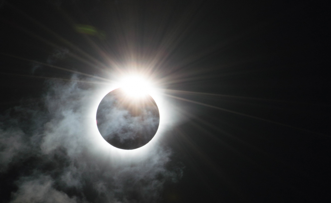 Бриллиантовое кольцо
Полное солнечное затмение 9 марта 2016 года, снятое в Индонезии.