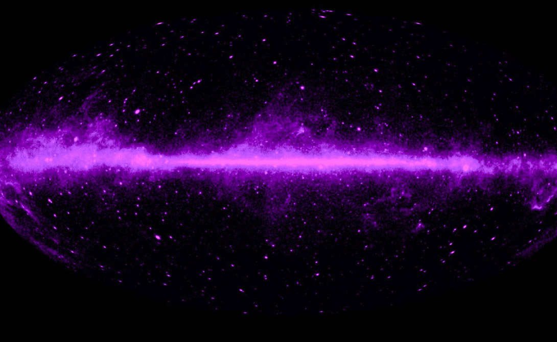 Темная материя
Темная материя — одна из главных загадок для современных астрономов. Понять, что именно она из себя представляет будет значить почти раскрыть тайну вселенной, поскольку космологи считают, что космос на 27% состоит из темной материи.