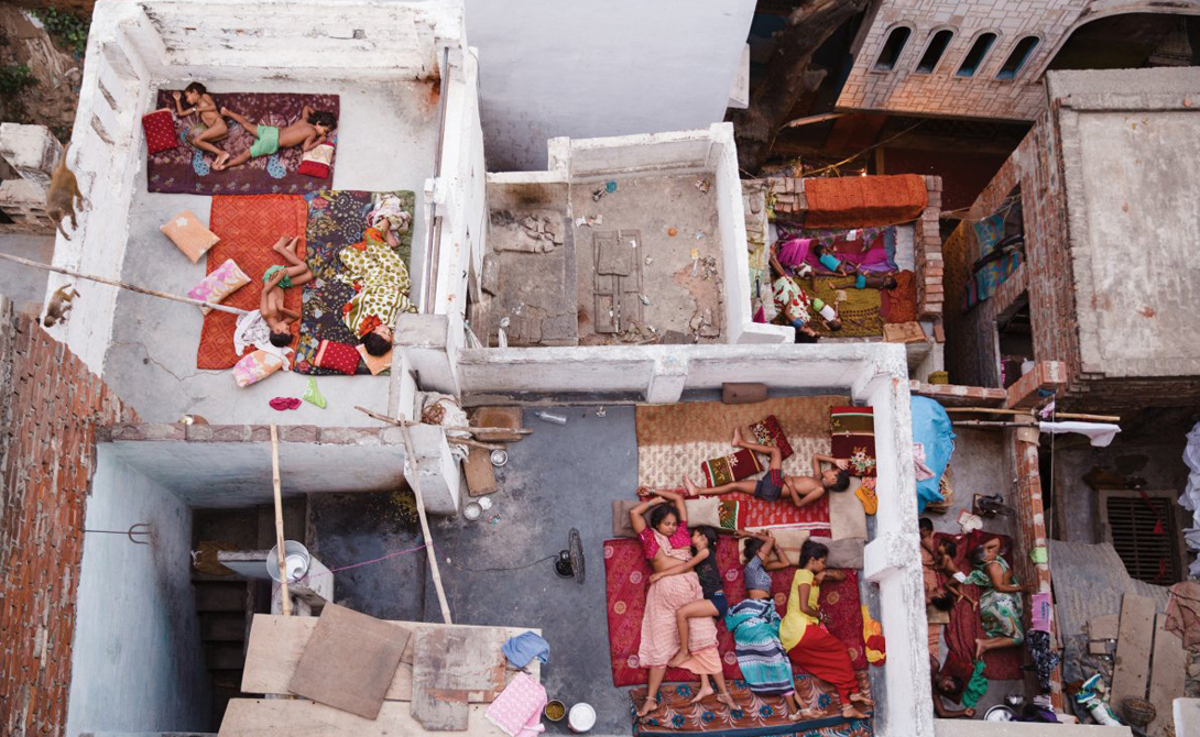 Rooftop Dreams
Автор: Ясмин Манд
Жители в Варанаси, Индия, спят на крышах домов, чтобы сбежать от высокой температуры.