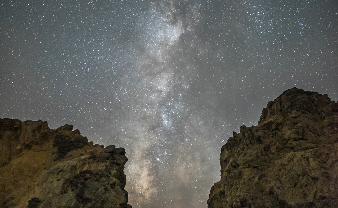 Между скал
Млечный Путь простирается на ночном небе между внушительными скалами на Pfeiffer State Beach, расположенного неподалеку от Биг-Сур, Калифорния.