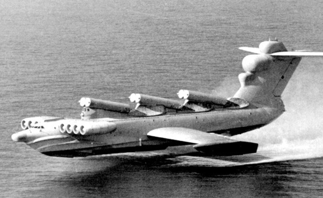 Экраноплан «Лунь» С-31
Экраноплан «Лунь» представлял собой нечто среднее между самолетом и кораблем. Серьезная огневая мощь, внушительная скорость, надежная защита — этот проект вполне мог бы стать очень серьезным противником и на воде, и в небе. Однако гигантские размеры делали экраноплан легкой целью для истребителей. В конце 1980-х годов ВВС СССР начали реализацию еще одного экраноплана, чтобы гиганты работали в паре. Крест на амбициозном проекте поставил развал Советского Союза. С-31 вывели из эксплуатации в 1997 году. Сейчас он базируется на военно-морской базе в Каспийске.