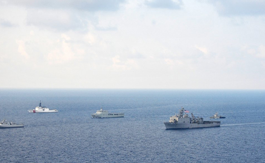 Яванское море
Нападений за год: 24
Здесь постоянно проходят совместные учения ВМС Индонезии и ВМС США, но пираты не собираются покидать эти богатые добычей морские просторы. Только в прошлом году было захвачено 24 судна.