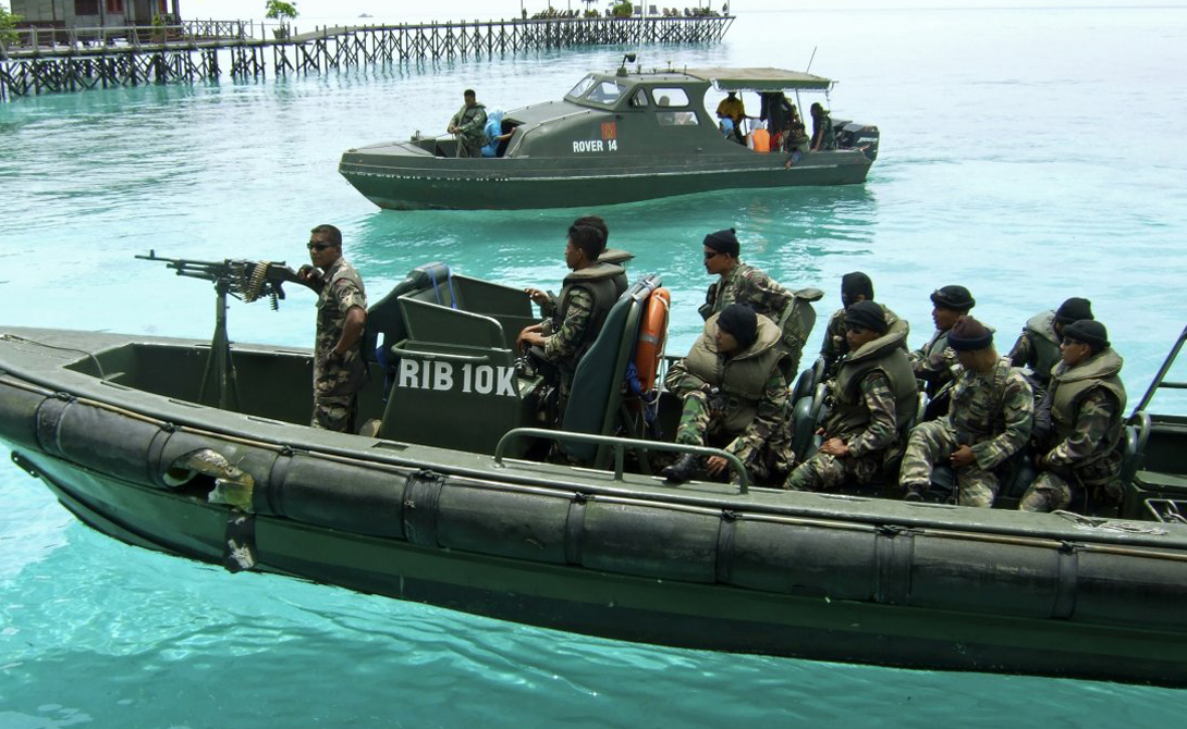 Море Сулавеси
Нападений за год: 14
Малазийские солдаты патрулируют акваторию на быстроходных современных катерах. Они хорошо вооружены и прекрасно подготовлены, но, тем не менее, не могут предотвратить все атаки пиратов — которые, между прочим, идут брать добычу на старых моторных лодках.
