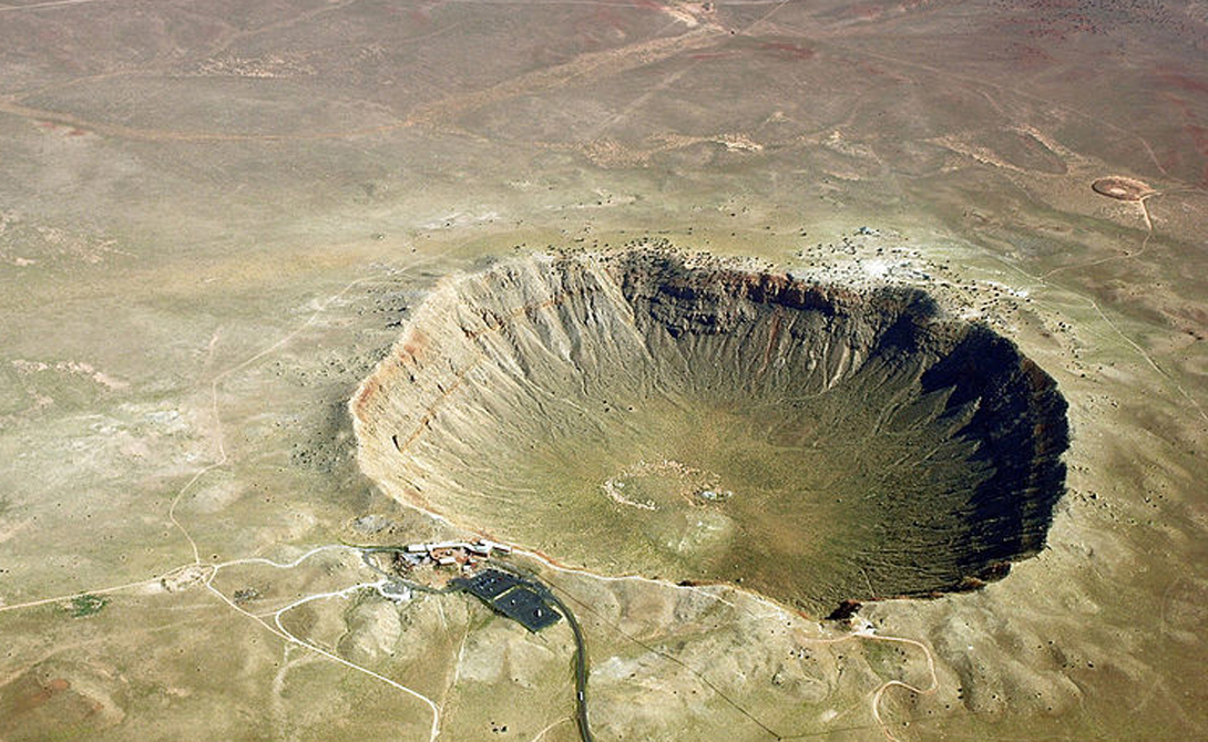 Аризонский кратер
США
В 1903 году геолог Бенджамин Барринджер впервые отважился заявить о внеземном происхождении гигантского кратера, расположенного на территории современной Аризоны. Несмотря на подкрепленную фактами стройную теорию, научное сообщество подняло Барринджера на смех: люди и предположить не могли, что из космоса и в самом деле может прилететь «гость» таких размеров. Только спустя тридцать лет ученым пришлось признать правоту смелого геолога.