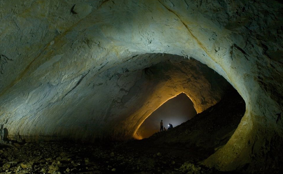 Пещера Мовиле
На юго-востоке Румынии есть пещера, куда солнечный свет не проникал уже пять с половиной миллионов лет. Воздух здесь токсичен и заполнен сероводородом. Исследователи обнаружили совершенно уникальных созданий, каким-то образом сумевших приспособиться к жизни в таких странных условиях.