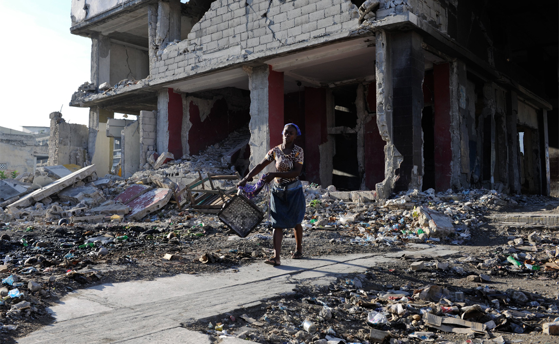 Порт-о-Пренс
Гаити
Землетрясение в 7,0 баллов по шкале Рихтера произошло на Гаити  12 января 2010 года. Эпицентр находился всего в 25 километрах от густонаселенного Порт-о-Пренса. Толчки ощущались еще целых 12 дней. За это время погибло около 316 000 человек, еще 1000 000 остались без крова.