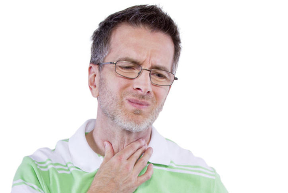 Больное горло
Чаше всего, боль в горле бывает вызвана ангиной — вирусной инфекцией, против которой антибиотики просто не эффективны. Многие люди, по какой-то причине, думают иначе и начинают курс совершенно бесполезного лекарства, игнорируя правильное лечение.
