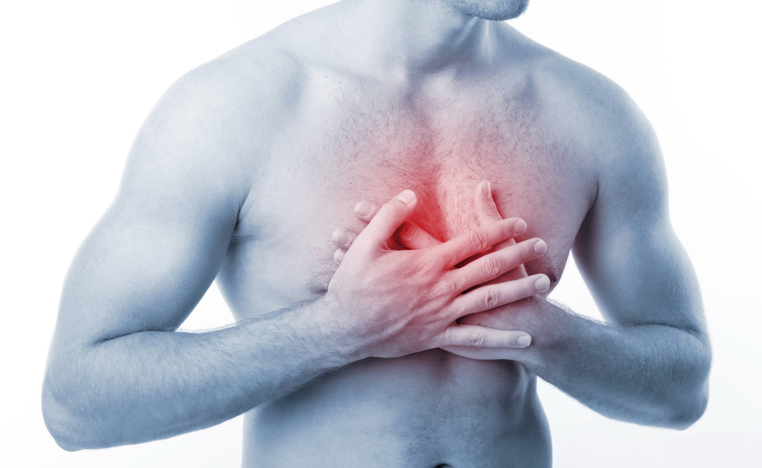 Боль в груди
Обязательно обратитесь к врачу. Боли в груди, особенно постоянные, просто так не возникают никогда. Чувствуете онемение левой руки, острую боль в челюсти и одышку? Скорее всего, это признаки инфаркта.