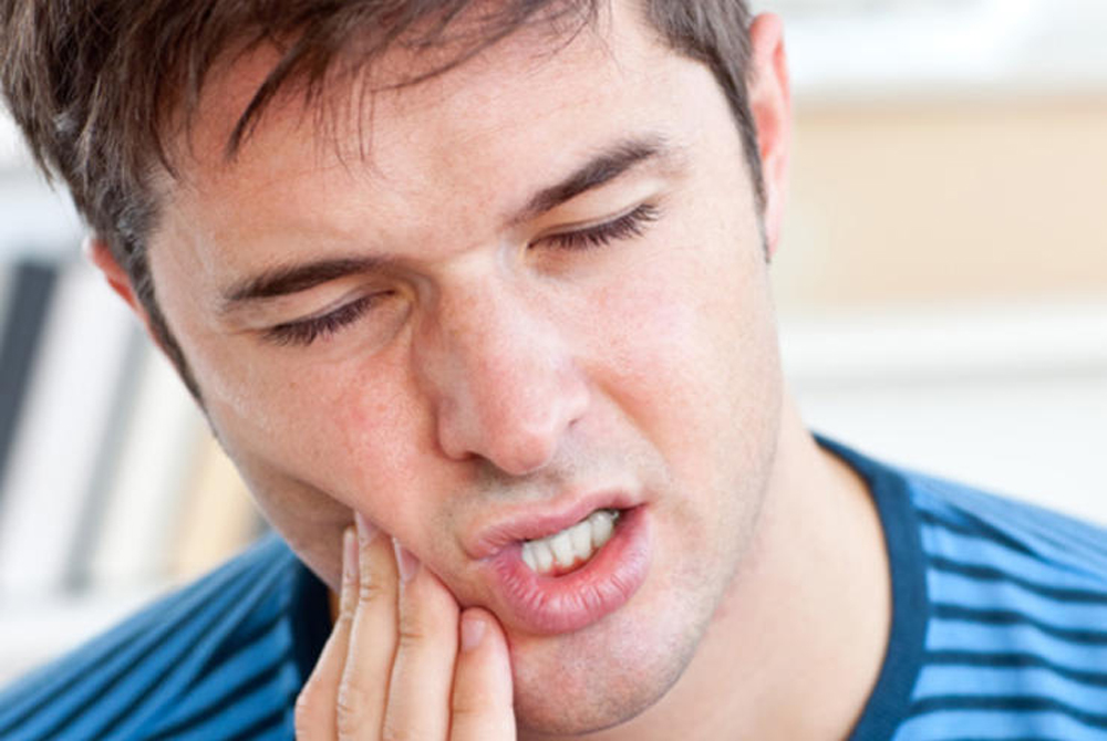 Зубная боль
Вопреки распространенному мнению, бактерии очень редко вызывают воспаление зубного нерва. Именно поэтому самолечение антибиотиками не приводит ни к каким положительным результатам. Но врачи часто назначают антибиотики просто так, на всякий случай: это помогает избежать опасности последующего гнойного заражения области вокруг зуба.