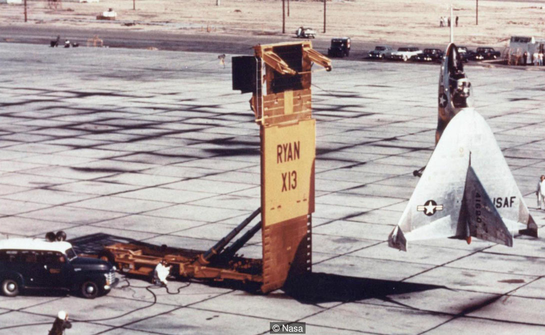X-13
Одним из самых радикальных проектов того времени стал X-13, известный как Vertijet. Он мог взлетать вертикально, парить, летать, как обычный самолет и приземляться как вертолет. Для всего этого конструкторы оснастили Vertijet «вектором тяги»: парой турбореактивных двигателей, управляемых пилотом.