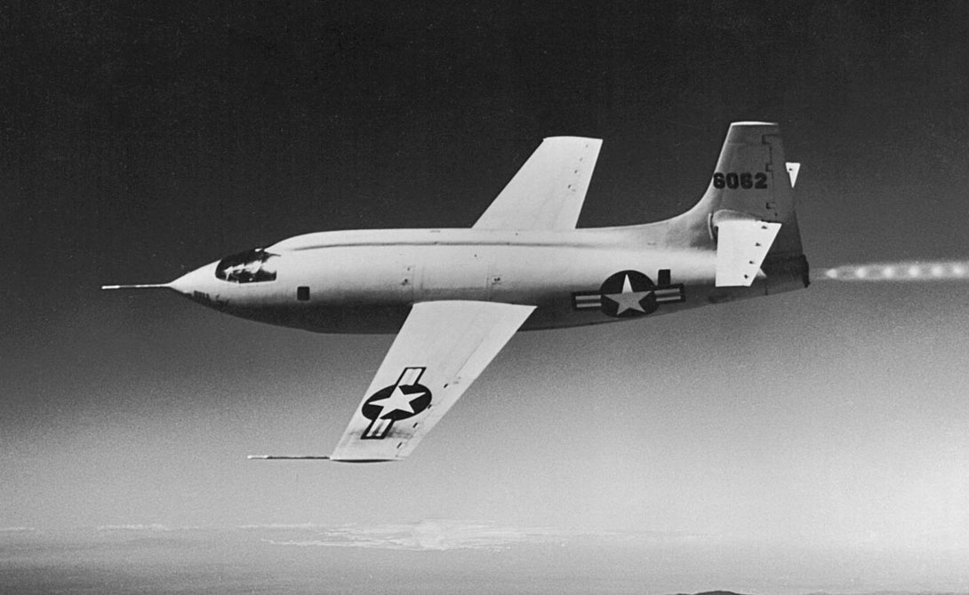 Истоки программы
Работа над X-program началась после Второй мировой войны, когда НАСА объединились с ВВС США, чтобы преодолеть звуковой барьер. Вместе эти структуры создали Bell X-1. В 1947 году, высоко над пустыней Южной Калифорнии, пилот Чак Йегер стал первым человеком, достигнувшим скорости в 1 Мах.
