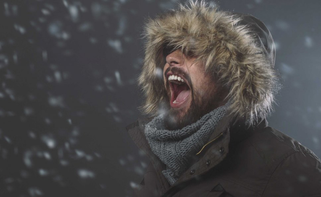 Холодный воздух
Рассказы о том, что можно заболеть только от холодного воздуха — не более, чем миф. Рейчел С. Фрейман, доктор медицинских наук, утверждает, что для тела даже лучше почаще бывать на холоде, поскольку это заставляет иммунитет работать во всю мощь.