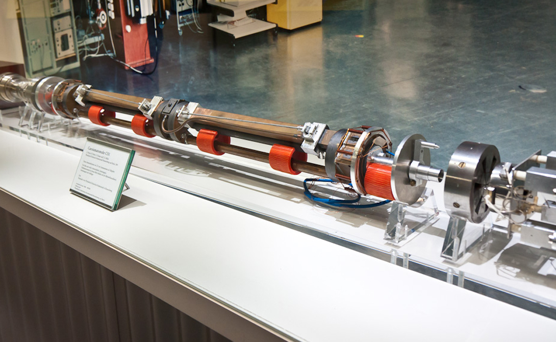 Совершенствование проекта
Национальная физическая лаборатория в Англии создала первые часы на основе пучка цезия в 1955 году. Десять с лишним лет спустя, во время Генеральной конференции по мерам и весам были представлены более совершенные часы, также работающие на основе вибраций в атоме цезия. Модель NBS-4 использовалась до 1990 года.