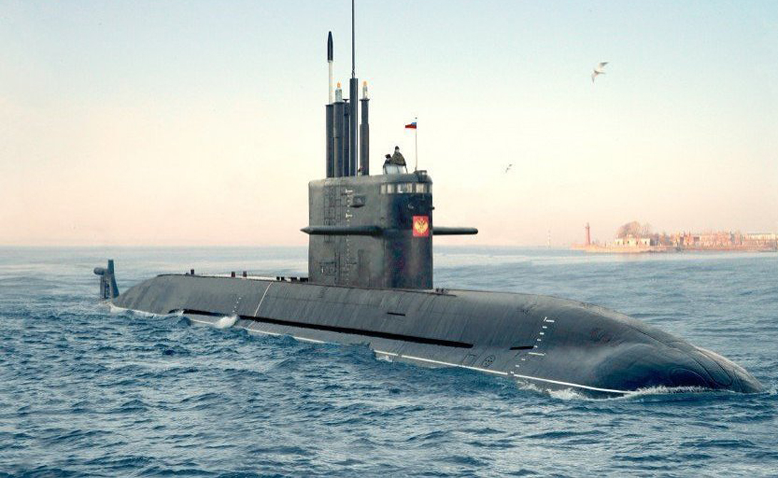 Подводная лодка класса «Амур»
Атомные ударные субмарины классов «Борей» и «Северодвинск» можно считать последним козырем России в игре, где победить просто невозможно. А вот более старые разработки подводных лодок дизель-электрического типа вполне могут быть использованы в точечных конфликтах. Исключительная малошумность субмарин класса «Амур» делает их максимально опасным противником даже сверхосвременным крейсерам вроде американского «Замволт».