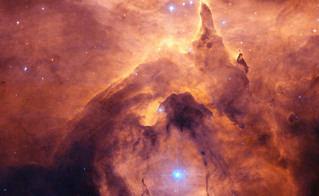 Тройная звезда
Кому-то может показаться, что перед ним старая обложка видеокассеты с бюджетной фантастикой. Однако, это вполне реальный снимок Хаббла, запечатлевший открытое скопление звезд Pismis 24.