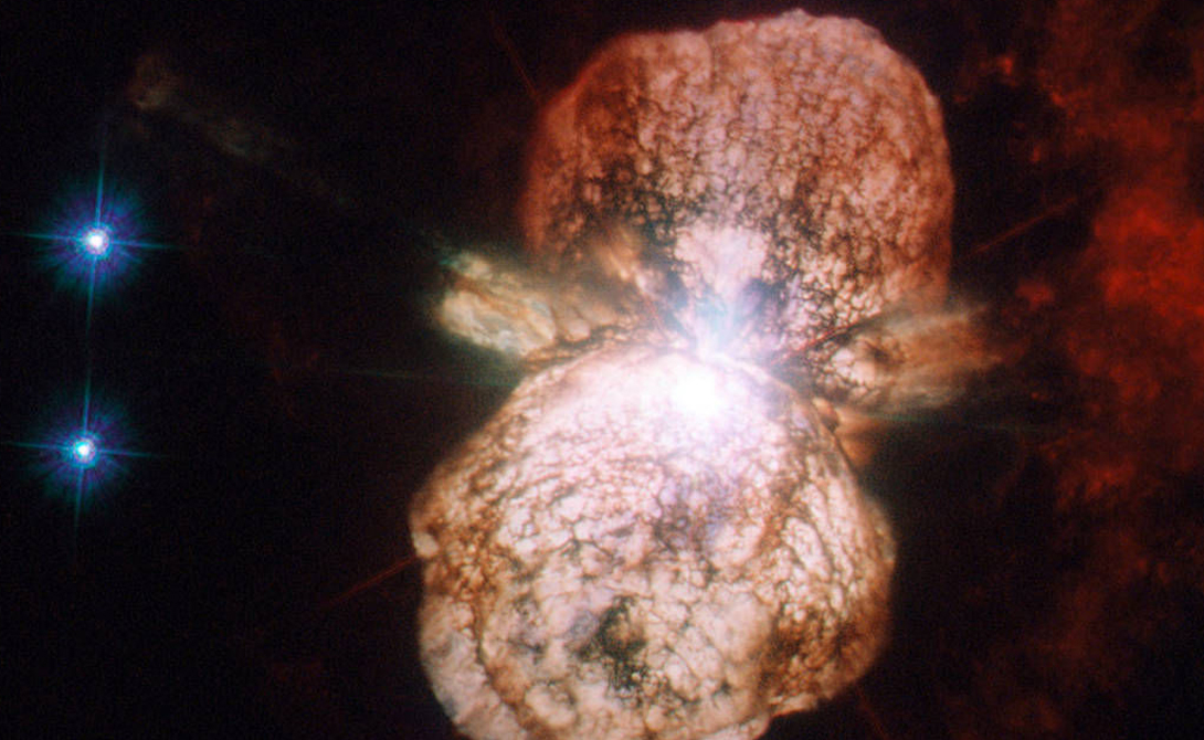 Сверхновая
С 1800-х годов астрономы с гораздо менее мощными телескопами наблюдали за вспышками, происходящими в системе Eta Carinae. В начале 2015 года ученые пришли к выводу, что эти вспышки представляют собой так называемые «ложные сверхновые»: они появляются как обычные сверхновые, но не уничтожают звезду.