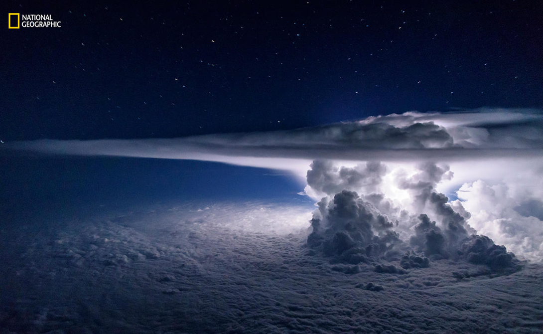 Тихоокеанский шторм
Фотограф: Сантьяго Борджа
Категория: океан
Снимок сделан в июне 2016 года в нескольких километрах от южного побережья города Панама безлунной ночью; единственный источник света — молния внутри шторма.