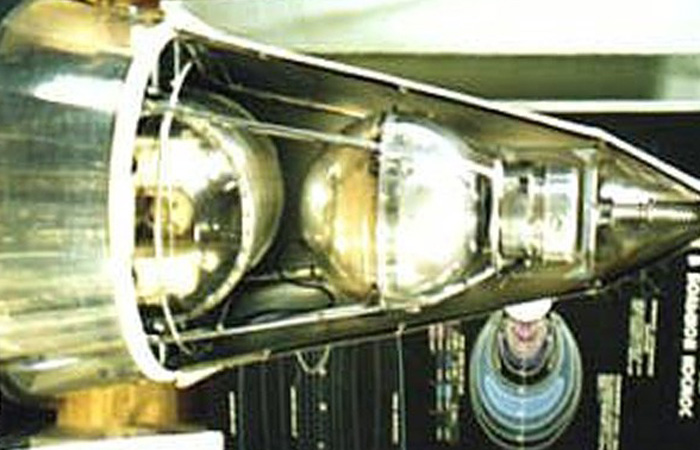 Поехали!
Запуск «Спутник-2» состоялся 3 ноября 1957 года. Лайка продержалась четыре витка вокруг планеты. Инженеры не предусмотрели терморегуляцию спутника и температура поднялась до 40 градусов Цельсия. Собака погибла от перегрева, а спутник совершил еще двести оборотов вокруг Земли и сгорел в атмосфере.