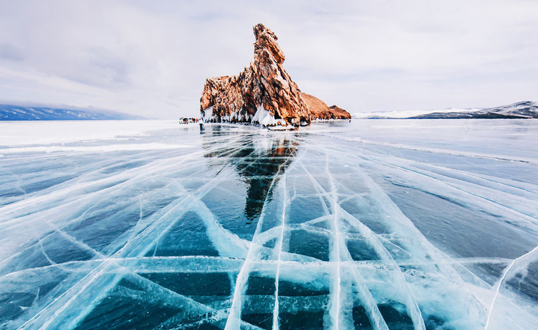 Бескрайний мир
В целом, замерзший Байкал превращается в настоящую сказку. Путешествие сюда может стать лучшим приключением в жизни — и вы еще можете успеть до конца этой зимы насладиться прогулкой по ледяному бескрайнему зеркалу.