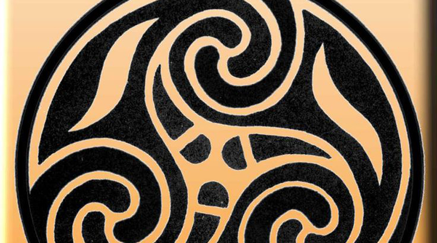 Спиральный узел
Этот узел существовал еще при первом поколении британских кельтов. Примерно в 2500 году до нашей эры кельты создавали целые монументы, исписанные символикой спирального узла. Непрерывная линия (придуманная, кстати, в Шотландии) призвана символизировать единение двух начал, поэтому спиральный узел часто используется в качестве любовного амулета.