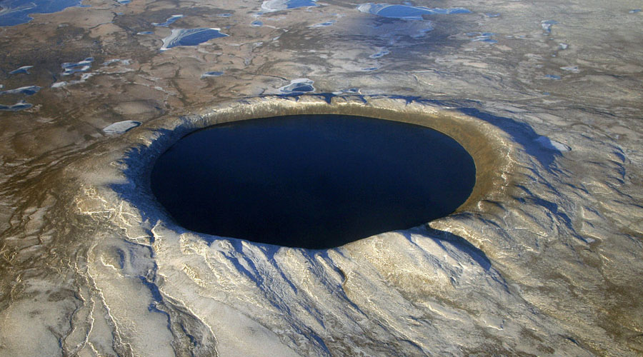 Карский кратер
На берегу Карского моря расположен еще один крупный кратер, диаметр которого достигает 65 километров. Впрочем, эти цифры еще не точны: существует теория, что воды Карского моря скрывают истинные размеры кратера — предположительно, не меньше 120 километров в диаметре.