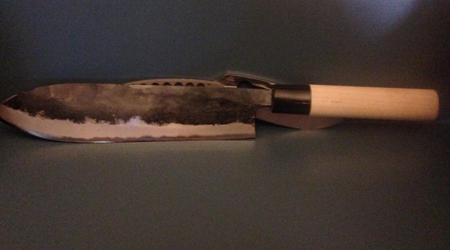 Бутакири
Нож для разделки свиной туши, подходит для отрезания больших кусков мяса. Лезвие с односторонней заточкой длиной 15 – 20 см.