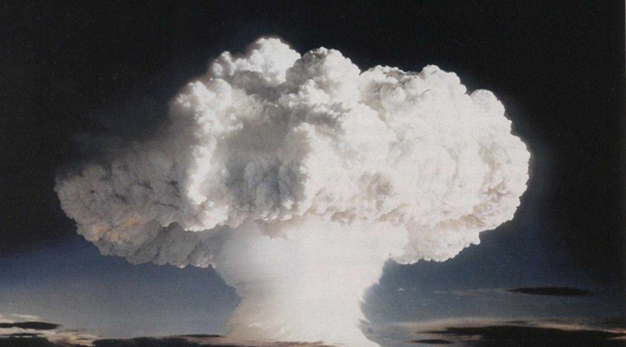 Испытание № 123
23 октября 1961 года Советский Союз провел ядерное испытание под кодовым обозначением № 123. Над Новой Землей расцвел ядовитый цветок радиоактивного взрыва на 12,5 мегатонн. Такой взрыв мог бы вызвать у людей на площади в 2700 квадратных километров ожоги третьей степени.