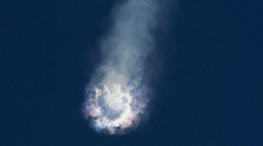 Falcon 9
Аналогичная авария случилась в прошлом году с американской ракетой-носителем Falcon 9. Детище американских инженеров не продержалось после старта и пяти минут: на третьей гелий через трещину просочился в  бак с жидким кислородом, что привело к мощному взрыву. Грузовик Dragon канул в небытие вместе с «Соколом».