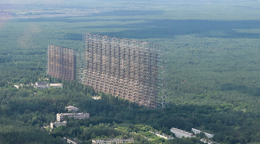 Станция Чернобыль-2
В 1985 году была построена монументальная загоризонтная радиолокационная станция «Дуга». Это сооружение потребовалось для обнаружения возможных запусков межконтинентальных баллистических ракет. Антенны поднимаются ввысь на 150 метров, а вся площадь комплекса составляет целых 160 километров. После аварии на ЧАЭС станцию пришлось бросить и сегодня объект под названием «Чернобыль-2» остается лишь приманкой для смелых туристов.