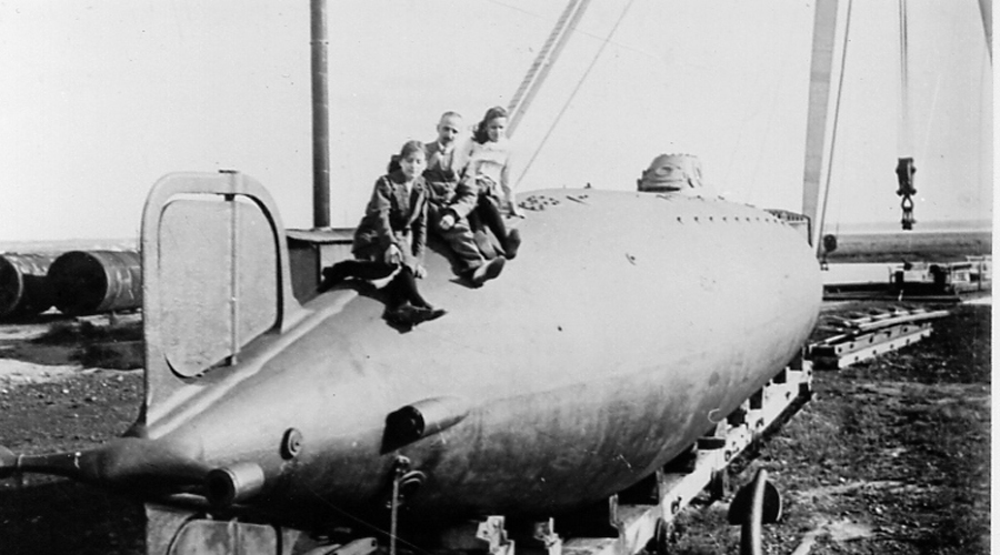 Проект Зеетойфель
Сверхмалая подводная лодка оснащалась гусеничным движителем. Конструкторы рассчитывали, что «Морской черт» будет сам подбираться к воде в любом месте и выползать на берег, чтобы дать отдых экипажу. «Зеетойфель» выглядел как субмарина длиной 14 метров — по сути, машина была настоящим гибридом танка и подводной лодки. Первые испытания этого чудного оружия прошли успешно, но в серийное производство ее запустить не успели.