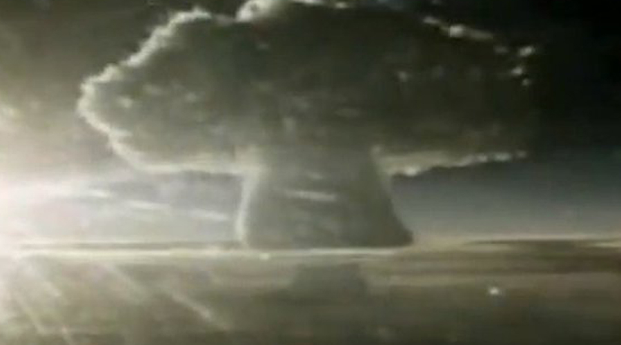 Иви Майк
Это стало первым в мире испытанием термоядерного взрывного устройства. США решили тестировать водородную бомбу неподалеку от Маршалловых островов. Детонация Иви Майка была настолько мощной, что просто-напросто испарила остров Элугелаб, где происходили испытания.