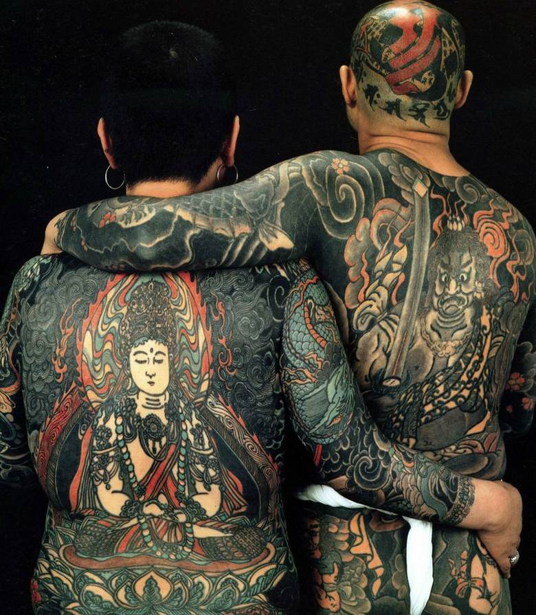 Их татуировки делают вручную
Члены якудза сразу узнаваемы по их татуировкам, которые закрывают большую часть тела. Хотя члены якудза носят рубашки с длинным рукавом и высокие воротники, чтобы скрыть эти декорации, наедине с другими членами банды они могут вести себя открыто. Они используют исключительно традиционную технику нанесения татуировки, которая уходит вглубь веков и делается без каких-либо электрических компонентов.
