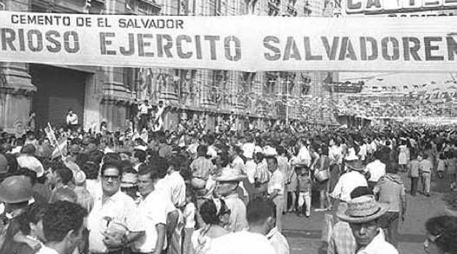 Бойня в Сан-Сальвадоре
Хаос на улицах обеих стран не утихал. Во время второго матча в Сан-Сальвадоре местные принялись избивать не только болельщиков команды-противника, но и самих футболистов. Бушующая гневом толпа вырвалась со стадиона на улицы, начался погром, в котором погибли многие невинные жертвы. Тут же ответная волна насилия захлестнула Гондурас — десятки тысяч сальвадорцев бежали из страны в панике, многие были убиты.