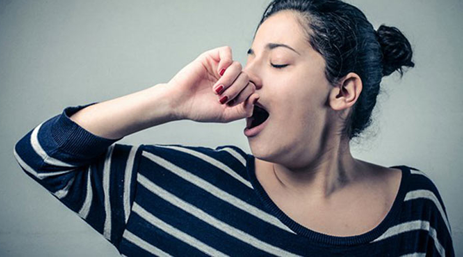 Зевание
Считается, что зеваем мы потому, что организму не хватает кислорода. На самом же деле основной функцией зевания является охлаждение головного мозга — вот почему мы начинаем зевать нервничая или при сильной нагрузке.