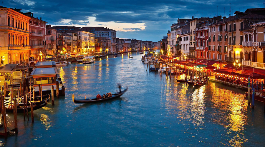 Венеция
Италия
Индустрия туризма здесь просто захватила город. Насколько это плохо? Ну, за последние 30 лет Венеция потеряла половину своего постоянного населения. Весь город стал огромной туристической ловушкой.