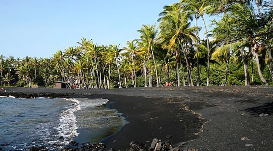 Пляж Килауэа
Гавайи
Пляж Килауэа — один из многих впечатляющих пляжей на Гавайях. Однако, это также один из самых опасных пляжей в мире, поскольку он расположен рядом с действующим вулканом. Вулкан постоянно извергается с 3 января 1983 года, поэтому для туристов всегда есть небольшой, но вполне реальный шанс искупаться в раскаленной лаве.