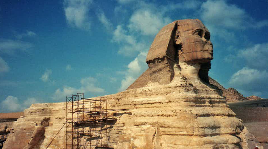 Самый большой скальный монумент
Удивительно, как древние египтяне умудрились возвести этот уникальный монумент. Массивная, высокая фигура Сфинкса официально является самой большой статуей мира.