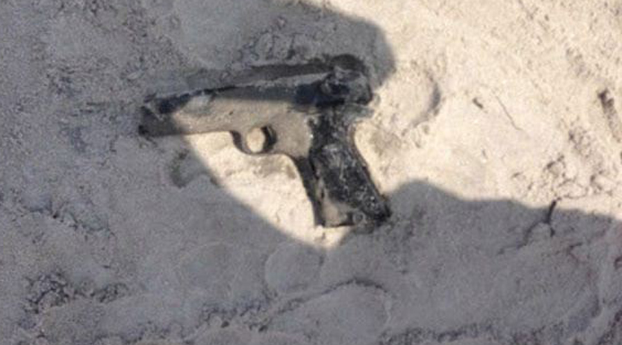 Заряженное оружие
Этот пистолет лишь часть «коллекции», найденной на пляже Кони Айленда. Всего полиция обнаружила среди песка 300 единиц стрелкового оружия, причем почему-то заряженного — будто здесь собирались провести битву гангстеры, которых внезапно поглотил океан.