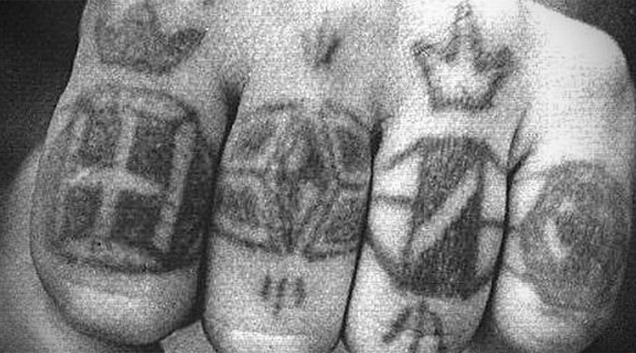 Перстни
Каждый тип перстня обозначает определенную позицию, которую занимает владелец татуировки в криминальном мире. По незнанию вполне можно обзавестись символом нетрадиционной ориентации или напротив присвоить себе высокий титул.