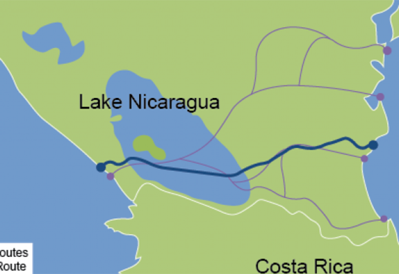 Никарагуанский канал
Всемирно известный Панамский канал – поистине «узкое место» в мировой транспортной системе. Его расширяют, и успешно, но достаточно единственного кораблекрушения для того, чтобы морское сообщение между Атлантическим и Тихим океанами моментально прекратилось. Уже более века, еще до того как был прорыт Панамский канал, планируется построить его дублер – через Никарагуа. Он объективно длиннее панамского в четыре раза, но есть масса преимуществ: он пролегает в основном по судоходным рекам и, главное, через озеро Никарагуа. Строить начали еще в конце XIX века, а последний раз – в 2014 году. Во всех случаях проект замораживался по причине банкротства подрядчиков.