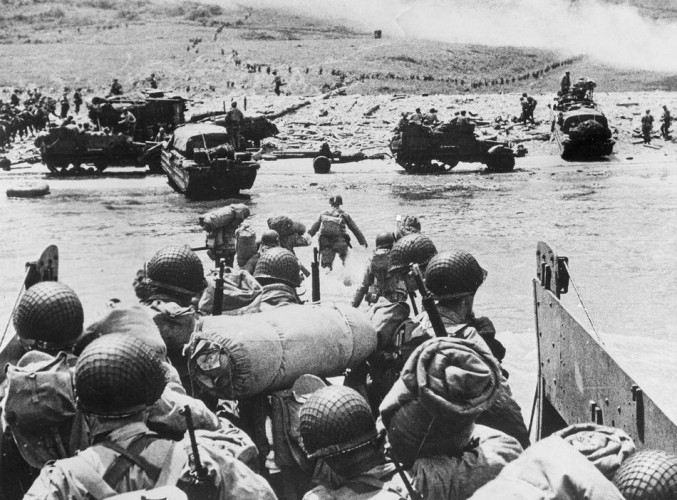 Вторжение в Нормандию
1944 год
Операция «Оверлорд» стала важнейшей вехой Второй мировой войны. 6 июня 1944 года американские, канадские и британские войска начали одновременную высадку на территорию Нормандии. Уже к концу августа 1944 года вся северная Франция была освобождена.