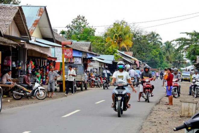 East-Indonesia-motorbikes-on-road-750x501