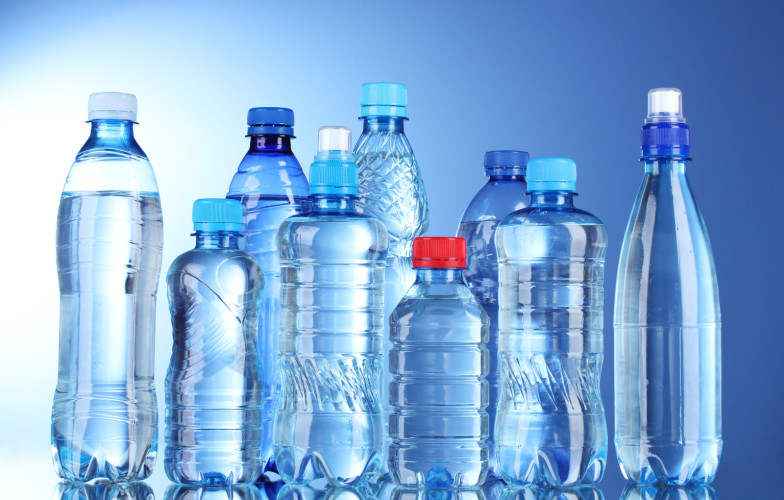 Пластиковые бутылки
Для производства любых пластиковых бутылок (и детских тоже) используется токсичное вещество бифенол А. Переизбыток бифенола ведет к развитию рака простаты. Повторное же использование пластиковых бутылок крайне нежелательно: при нагреве выделение бифенола А увеличивается в 7 раз.