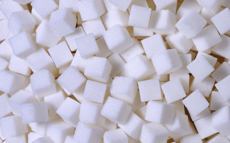 Сахар
Сахар это реально белая смерть. Откажитесь от него немедленно: люди, злоупотребляющие сахаром серьезно рискуют познакомиться с Альцгеймером в очень раннем возрасте. Кроме того, сахар провоцирует и онкологические заболевания.